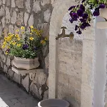 La E Bella Φρύνι